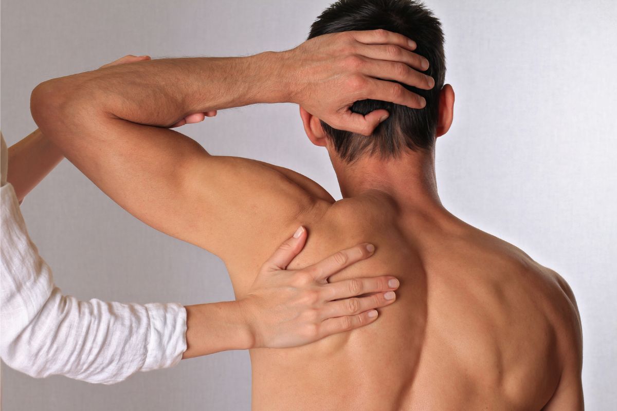 Cifosi dorsale: i sintomi, le cause e i benefici della fisioterapia